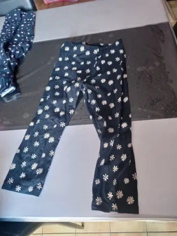 Pantacourts bleu marine motifs fleurs