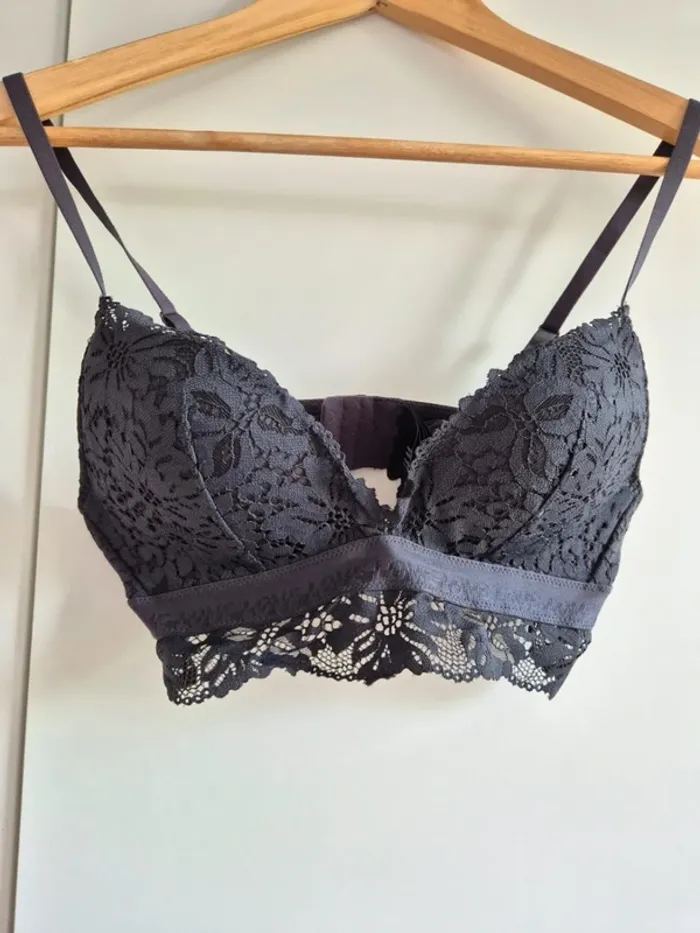 Soutien-gorge en dentelle H&M bleu marine
Taille française 90B eur 75B - photo numéro 2
