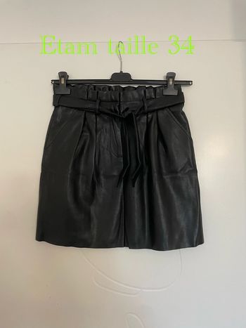 Jupe courte noir taille haute élastique en similicuir avec ceinture Etam taille 34