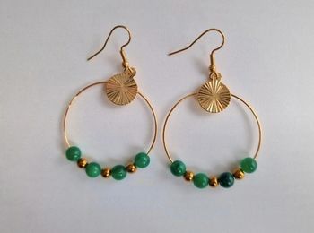 Boucle d'oreille créole avec perles vertes et dorées