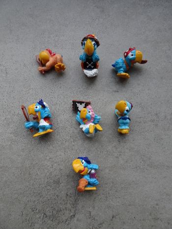 Figurines perroquets kinder