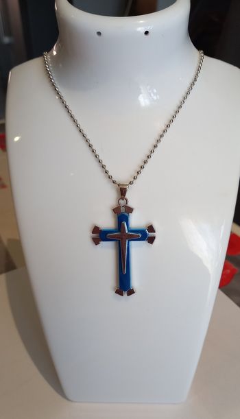 Collier croix bleue et argentée
