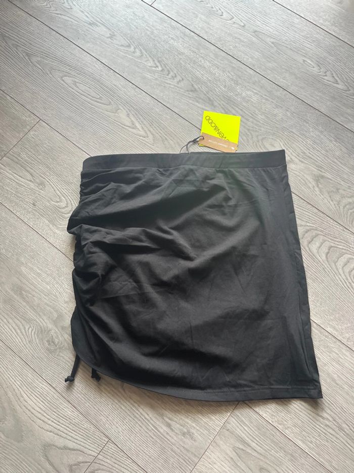 mini jupe noire assymétrique