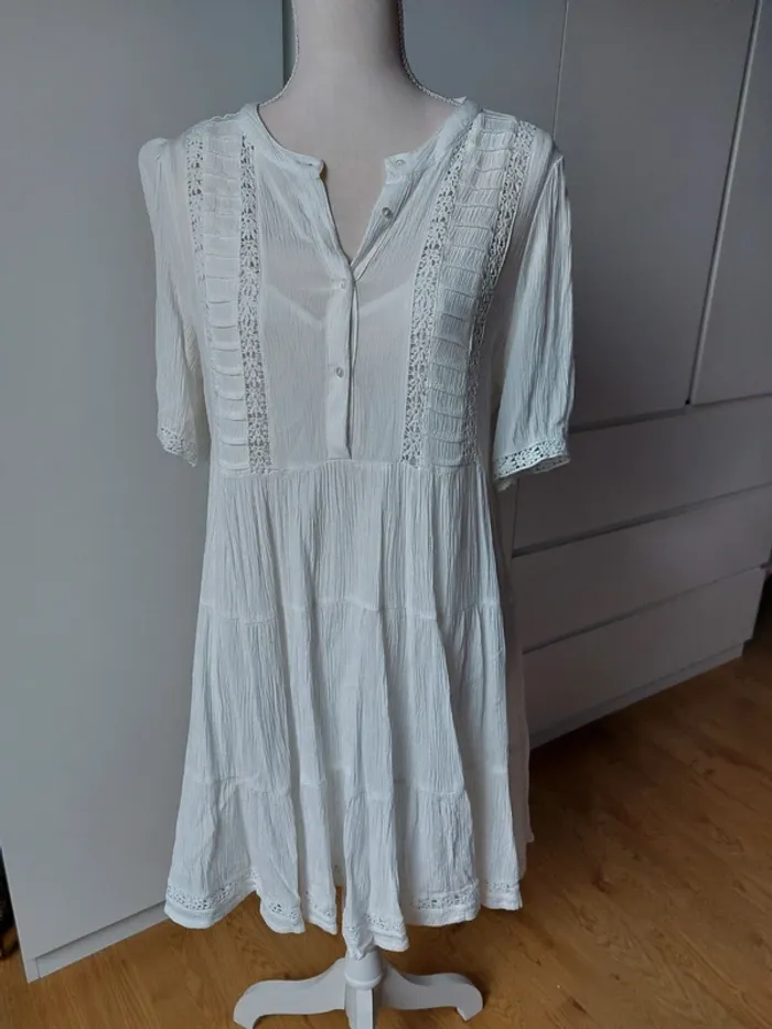 Robe effet crepon avec détails crochet