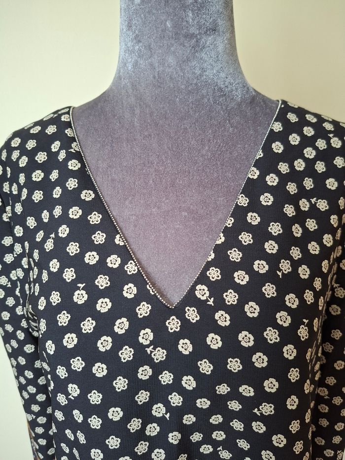 Blouse manches longues noire et petits motifs fleurs beiges taille L - photo numéro 2