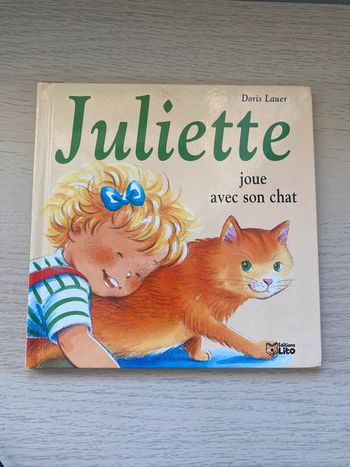 Juliette joue avec son chat
