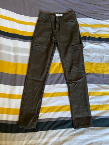 Pantalon simili cuir vert cargo