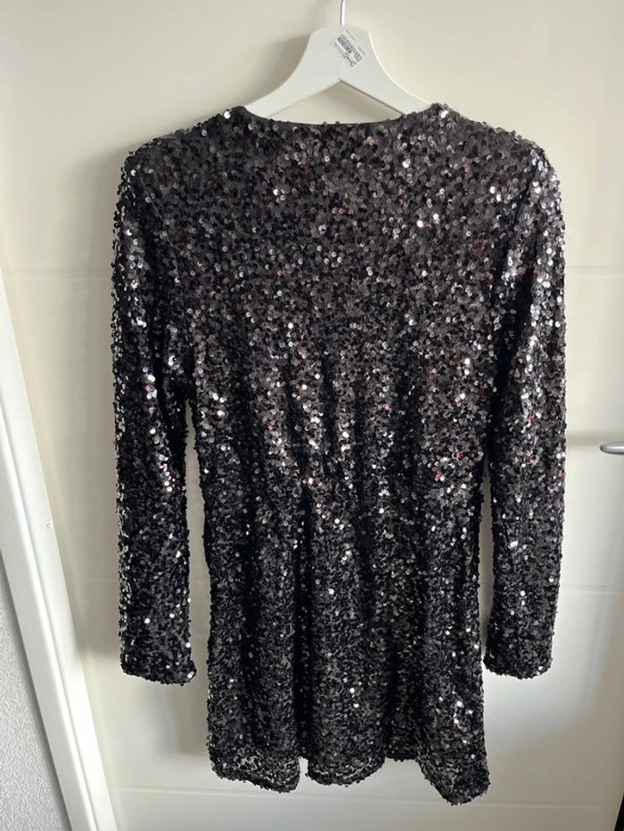 Robe noire pailletée décolleté - photo numéro 4