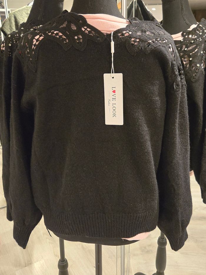 Pull noir avec découpe à strass T. S/M>42/44 Love Look neuf - photo numéro 3
