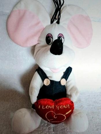 Souris blanche avec un cour rouge "I love you" 🫶