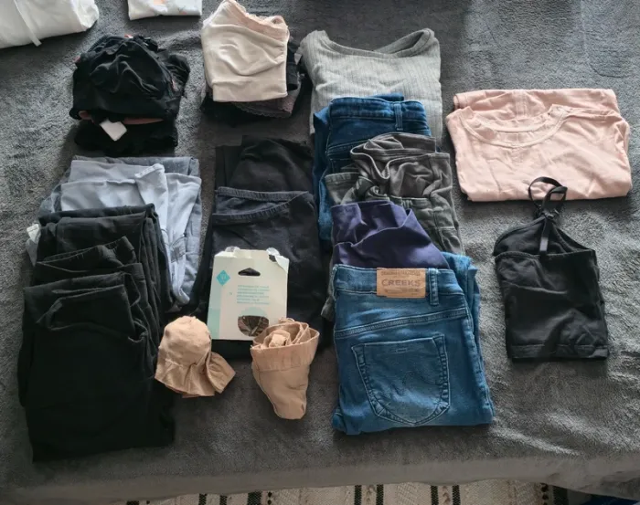 Grand lot de vêtements de grossesse ou allaitement