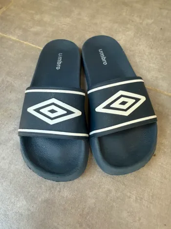 Claquettes bleue Umbro pointure 33
