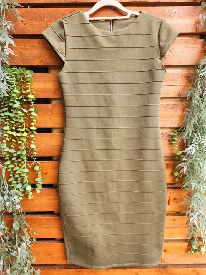 Robe bandage kaki Élégance minimaliste et coupe sculptante