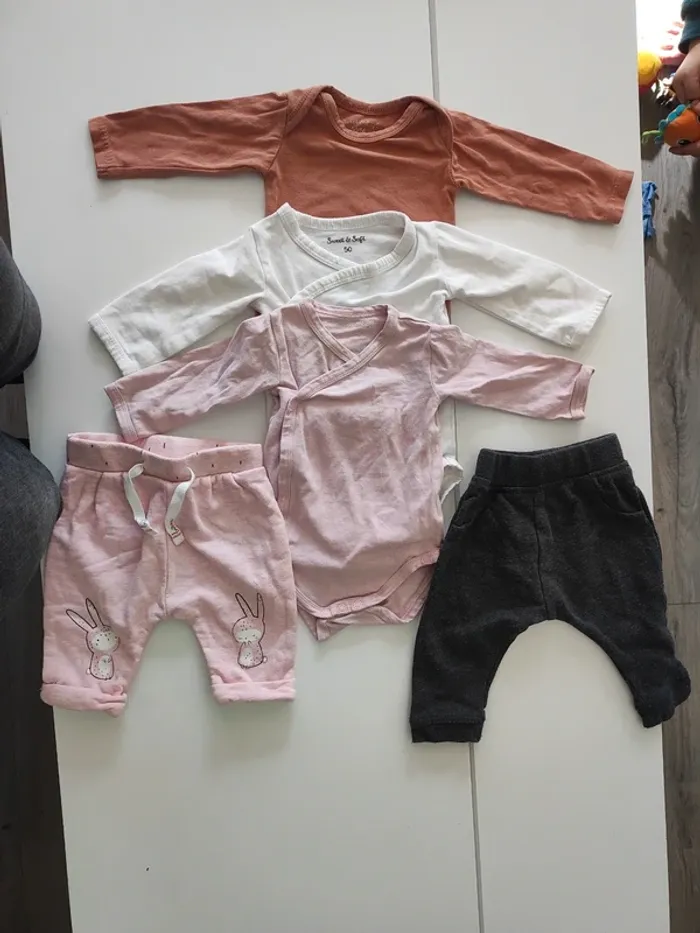 Lot vêtements 1 mois fille - photo numéro 2