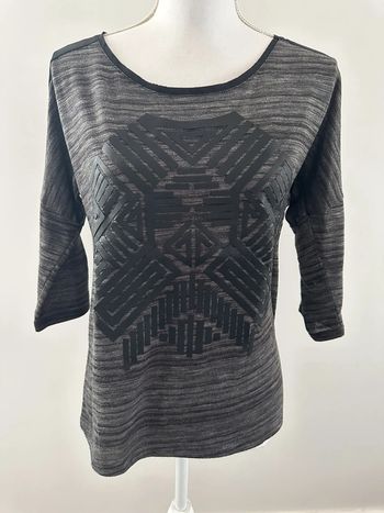 Blouse ethnique noire et grise Jacqueline Riu T1