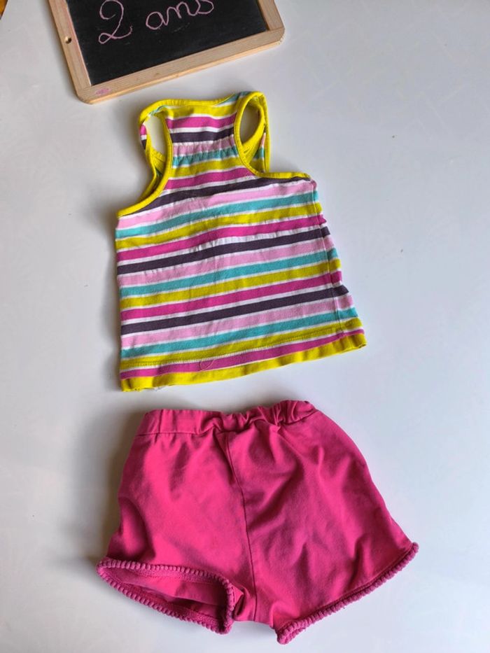Ensemble t-shirt et short taille 2 ans en très bon état - photo numéro 2