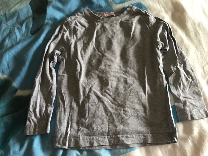 Haut manches longues tout gris dpam 3 ans