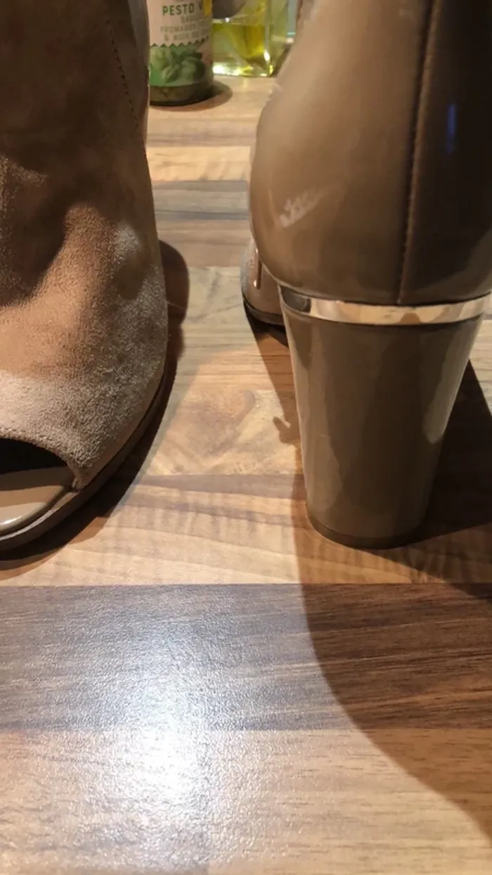 Bottines daim et vinyle porté 1 fois - photo numéro 2