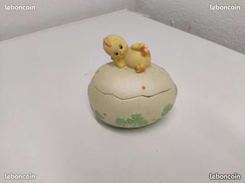 Bonbonnière avec poussin sur le couvercle