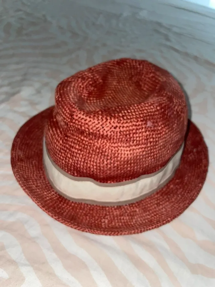 Chapeau en paille rouge – original et élégant 🌺