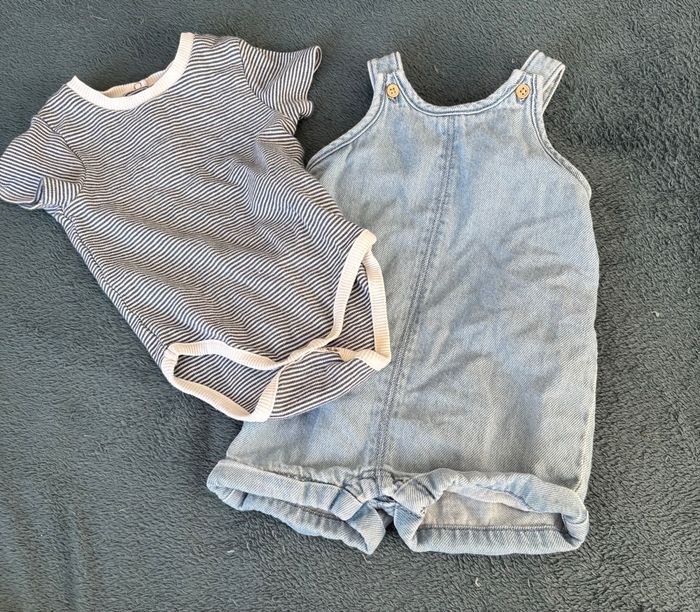 Ensemble body manches courtes et salopette short en jean