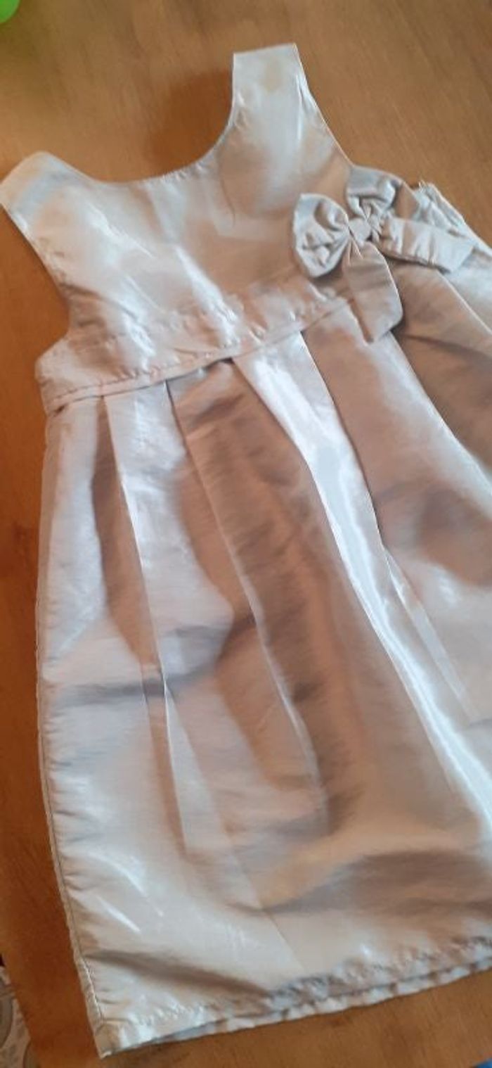 Jolie robe cérémonie satinée gris clair NKY 6 ans
