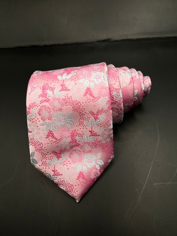 Cravate rose broder 