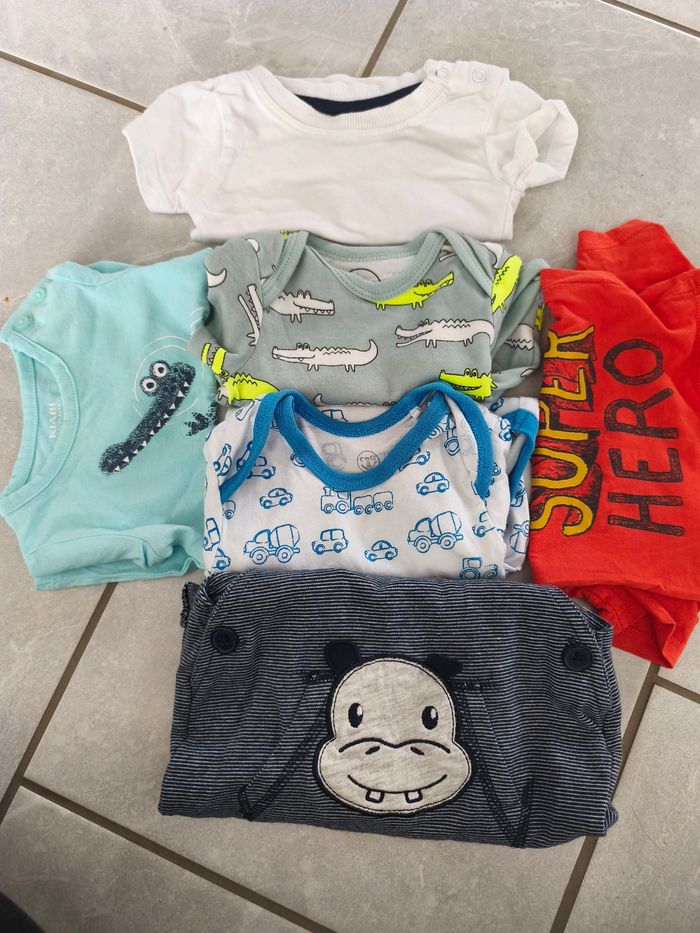 Lot vêtements (6) garçon 1 mois été