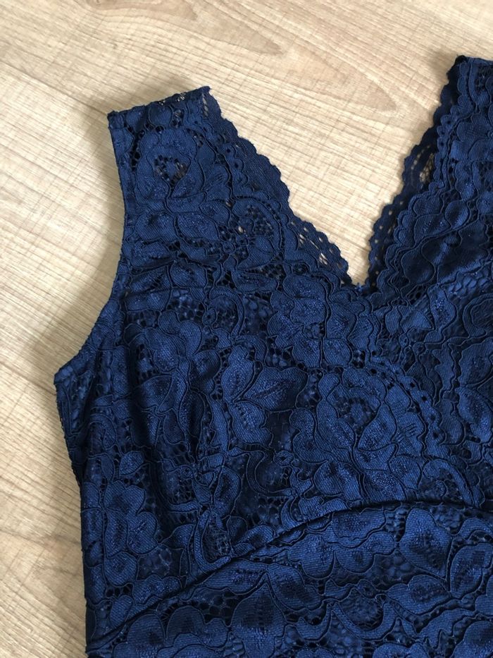 Robe bleue marine en dentelle sans manches taille 38 excellent état - photo numéro 9
