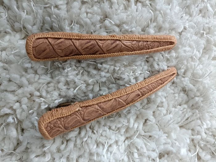 2 barrettes à cheveux beiges d'environ 12 cm