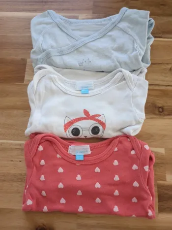 Lot 3 bodys 9 mois