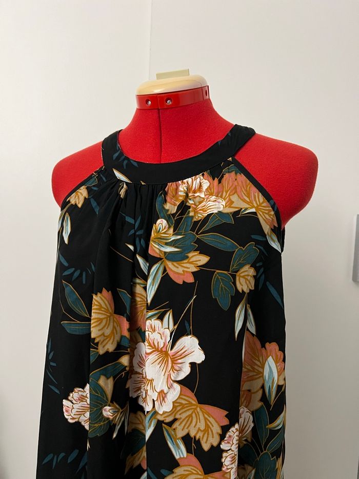 Robe longue noire fleurie emmanchures américaines Miss Sara