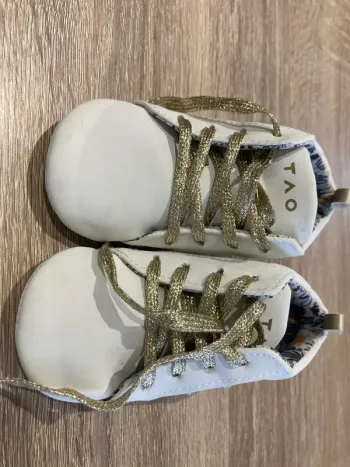 Chaussure blanche type baskets