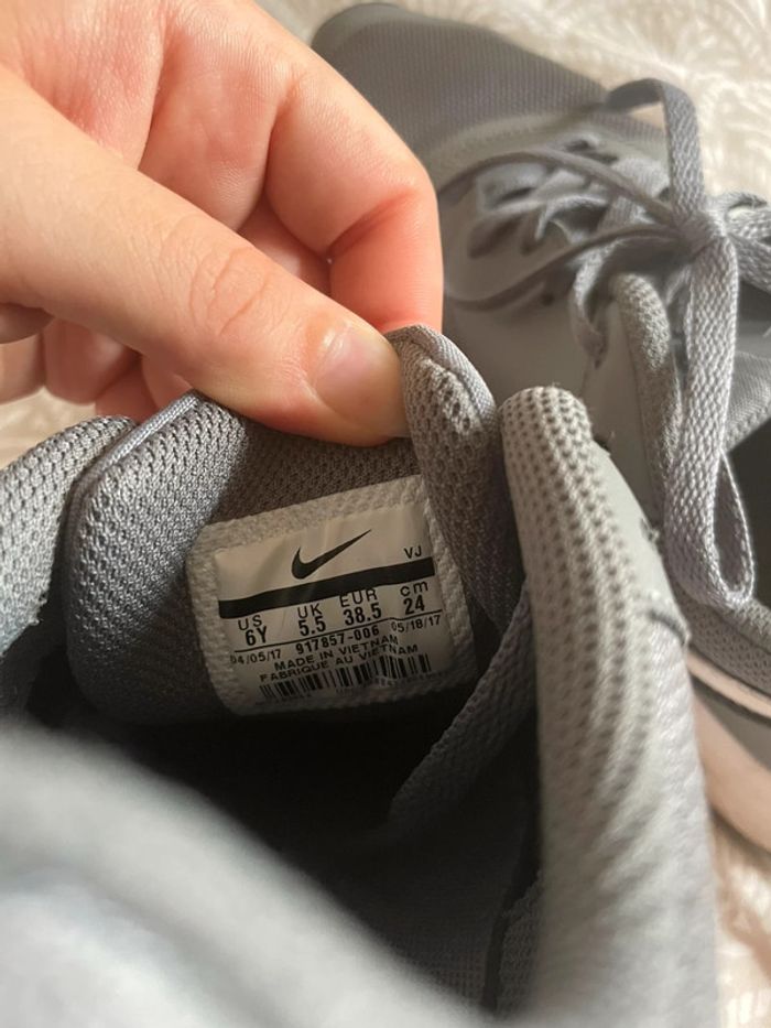 Baskets Nike air grises et blanches 🦋 - photo numéro 5
