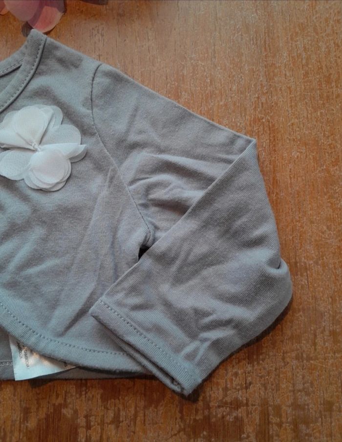 Boléro 6mois gris clair fleur blanche - photo numéro 3