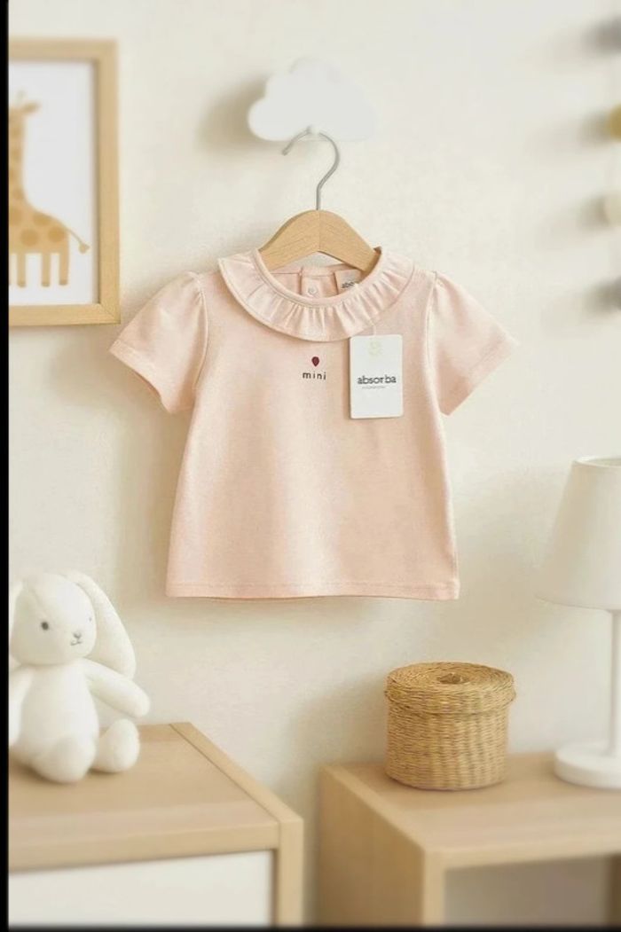 Adorable T-shirt Bébé Fille – Col Volanté Rose Poudré – Taille 12 mois