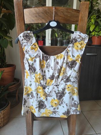 Haut avec motifs floraux