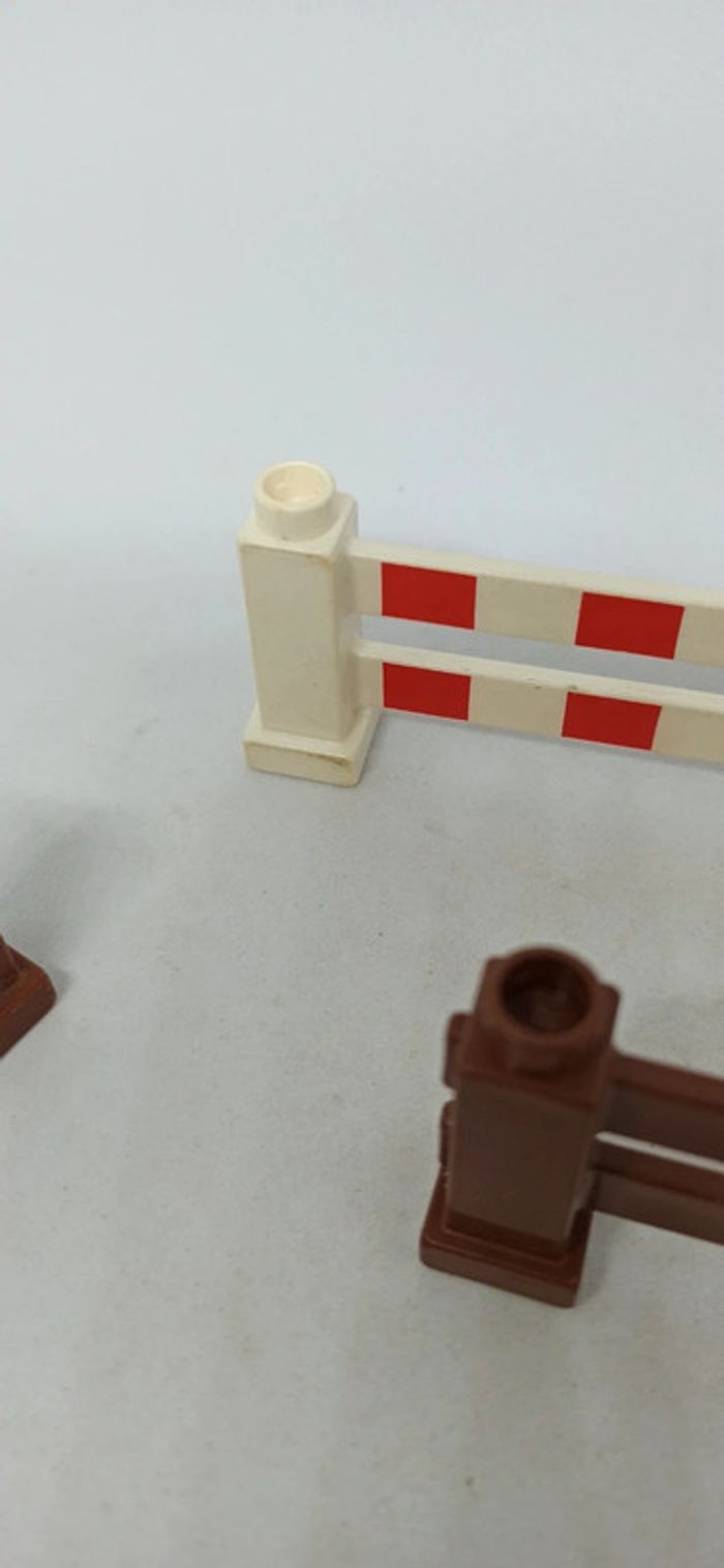 3 barrières marron et une barrière blanche et rouge de chantier lego duplo - photo numéro 4