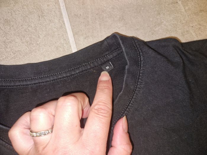 T shirt travis Scott taille M sur l'étiquette mais taille plutôt S - photo numéro 2