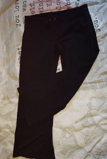 Pantalon femme noir. Taille 40/42..taille élastique. La halle