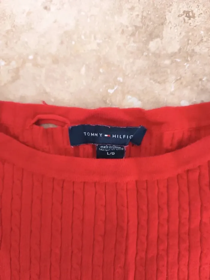 Joli pull Tommy Hilfiger taille L femme rouge, logo détaché et trou nuque - photo numéro 6