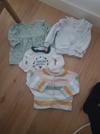 Ensemble lot de 3 pull gilet et 2 bodies taille 6 mois