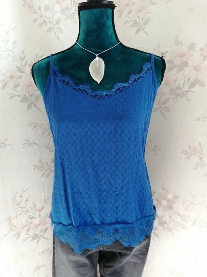 Top bleu électrique style nuisette effet brodé avec dentelle, bretelles réglables / gémo / (40) - photo numéro 2