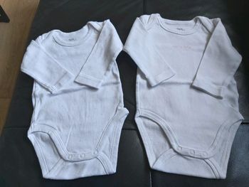 Lot de 2 bodys manches longues fille 3 mois en très bon état (78)