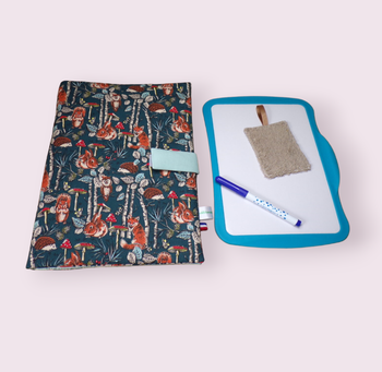pochette range ardoise et crayons, effaceur offert, modèle animaux de la forêt fond bleu