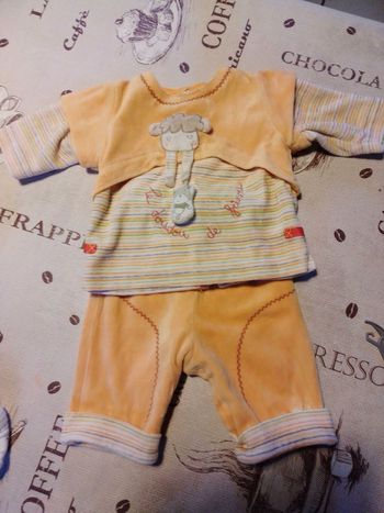 Pyjama en deux partie.