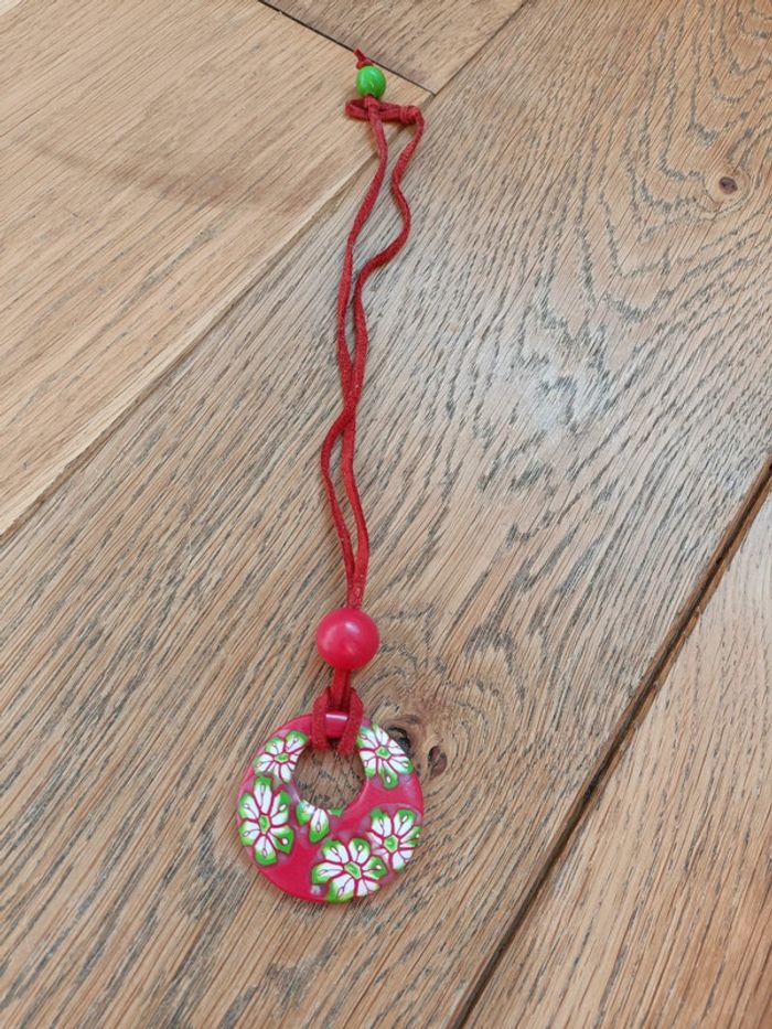Collier rouge avec cordelette et anneau