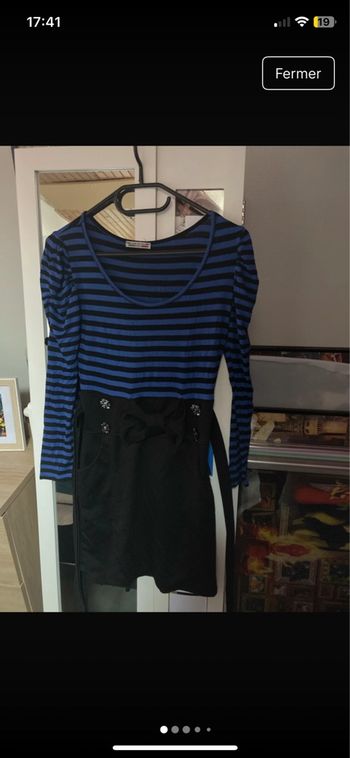 Robe noire et bleue