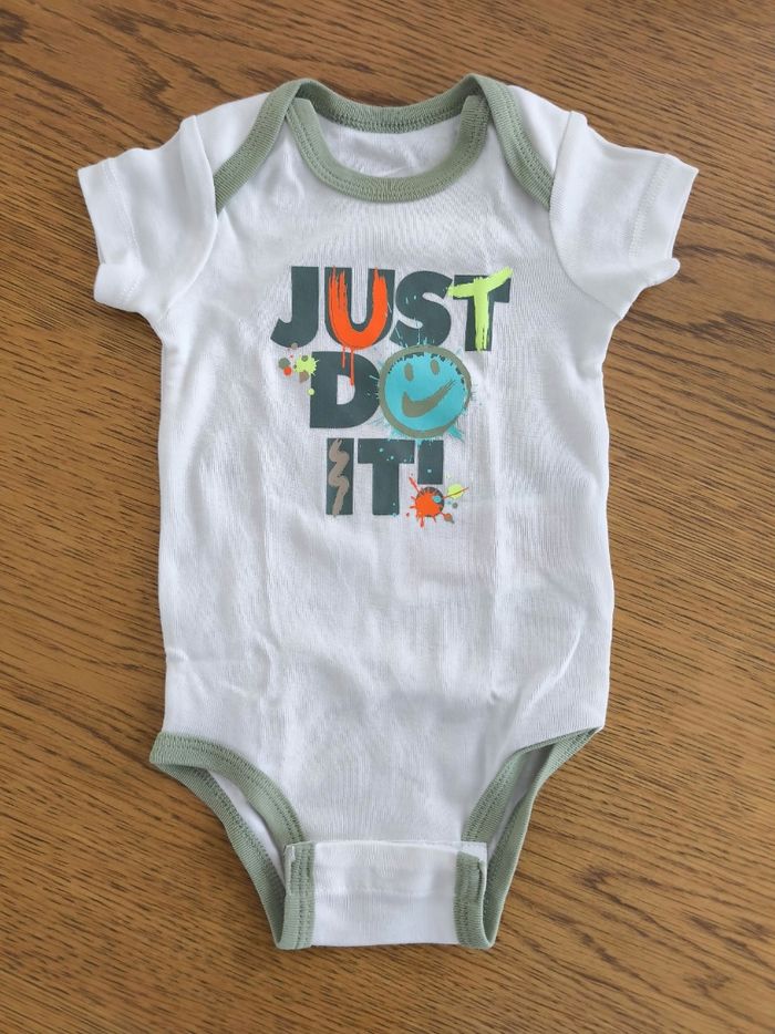 Ensemble Nike Superbe ensemble Nike comportant :
-pyjama manche longue ouverture sur le devant , 100% coton , taille 3 mois 56-62 cm
-body manche courte , 68% coton 40% polyester, taille 3 mois 50 -68 cm
- bavoir
Le tout en très bon état
#nikebebe - photo numéro 3