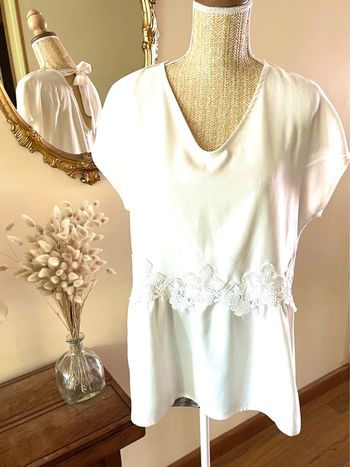 Top Élégant en Crème avec Détails en broderie